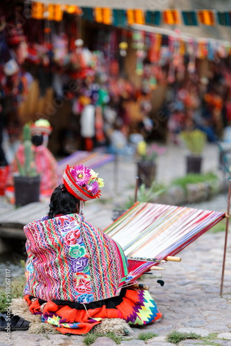 Peruanische Frau in traditioneller Kleidung in Ollantaytambo nahe Cusco.