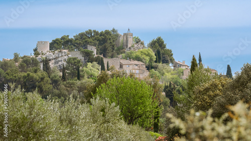 Village Provençal d'Eygalières dans les Alpilles, village perché au milieu des champs d'oliviers près de Arles et des Baux de Provence. Sud de la France.
