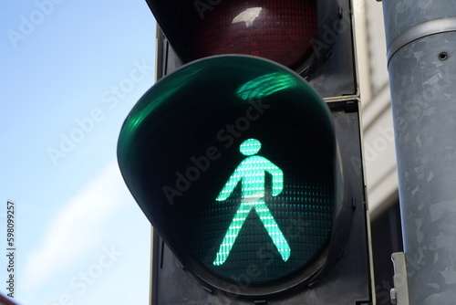 grüne fussgänger ampel green light