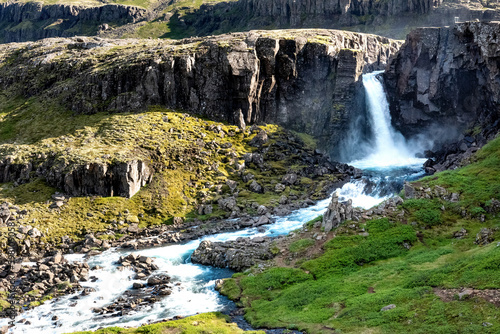 Cudowna Islandia w czerwcu masyw wulkaniczny z wodospadem