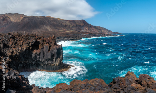 Foto Cliffs with volcanic stones in the village of Tamaduste on the island of El Hier