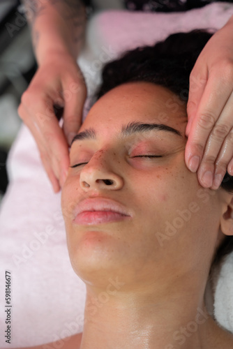 massage du visage d'une jeune femme en institut