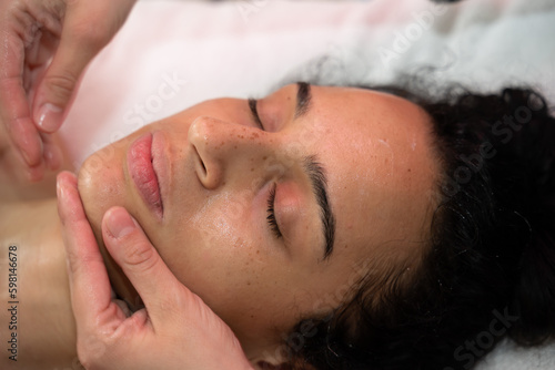 Schilderij op canvas massage du visage en soin esthétique