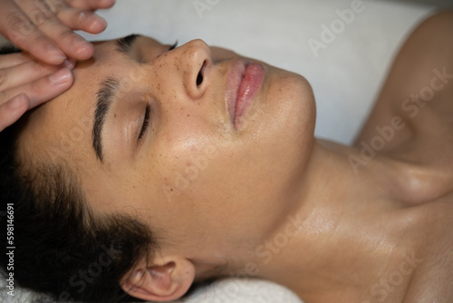 Bild auf Leinwand soin du visage en institut esthétique sur peau de femme metisse