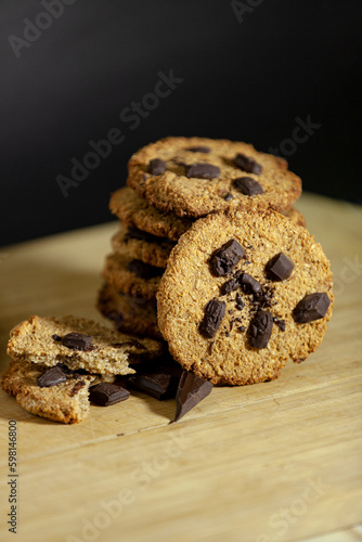 Obraz na płótnie Handmade cookies for a healthy breakfast. Homemade oatmeal cookies with dark chocolate on a dark background. w salonie