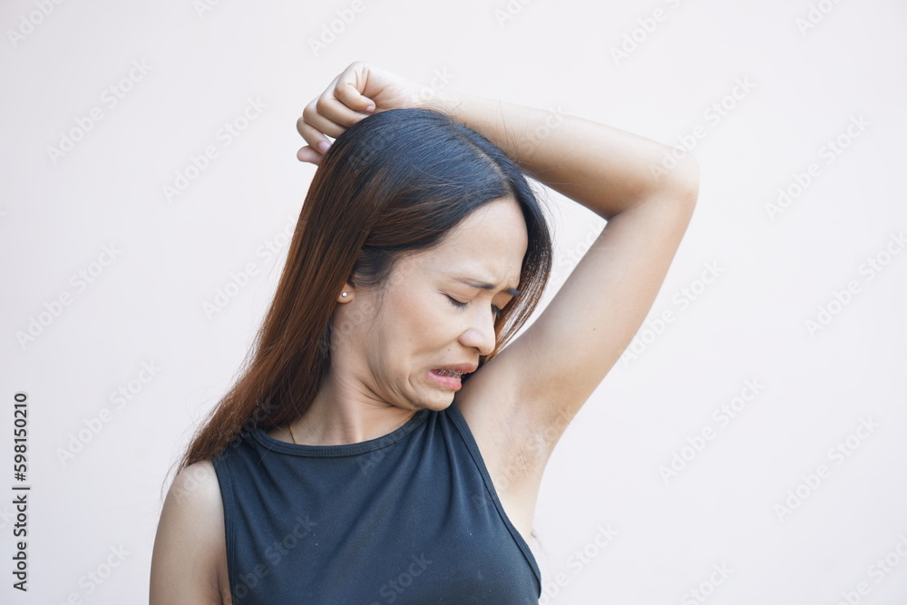 Asian women stink under armpits from dampness Asian women stink under armpits from dampness