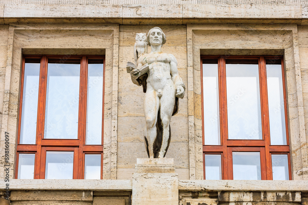 Obraz premium Ancient sculptures in the architecture of the city. Historical and cultural heritage. Background.