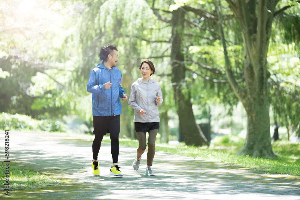 新緑の美しい公園の中ランニングするカップル 広角 Stock 写真 | Adobe Stock