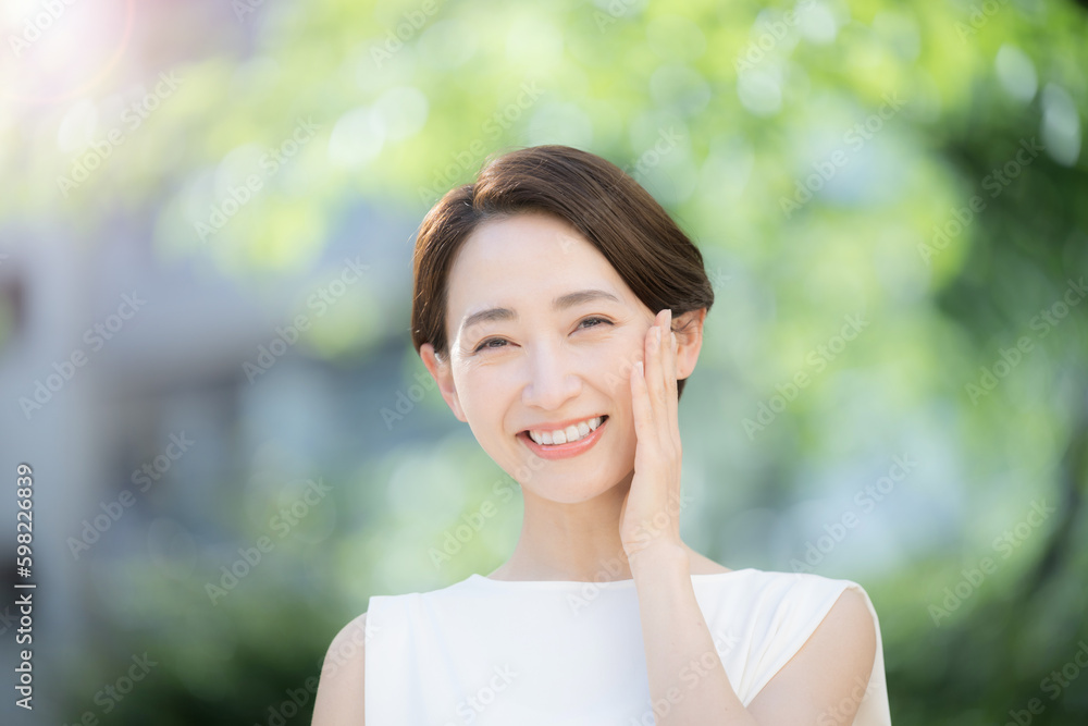 新緑の中美しい人の美容イメージ 正面の笑顔 右にコピースペースあり カメラ目線のアップ 新緑の中美しい人の美容イメージ 正面の笑顔 右にコピースペースあり カメラ目線のアップ
