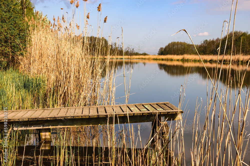 Obraz premium Drewniany krótkipomost na jeziorze
