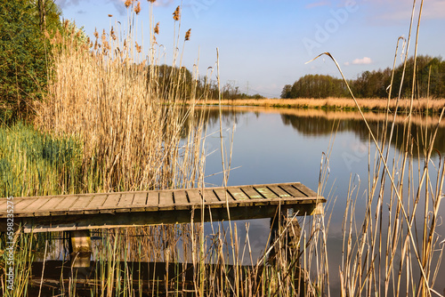 Drewniany krótkipomost na jeziorze