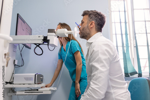 Foto Man testing breathing function by spirometry