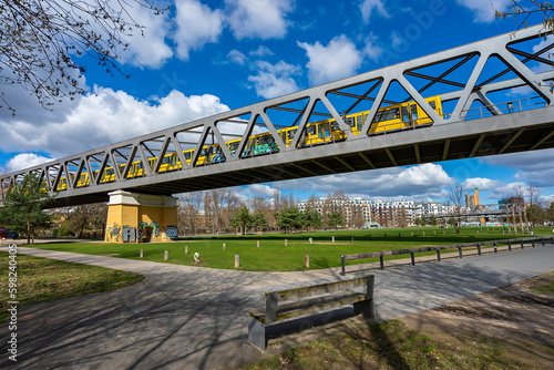 Obraz na płótnie Eisenbahnbrücken im Gleisdreieck Park, Tiergarten, Mitte, Berlin, Deutschland w salonie