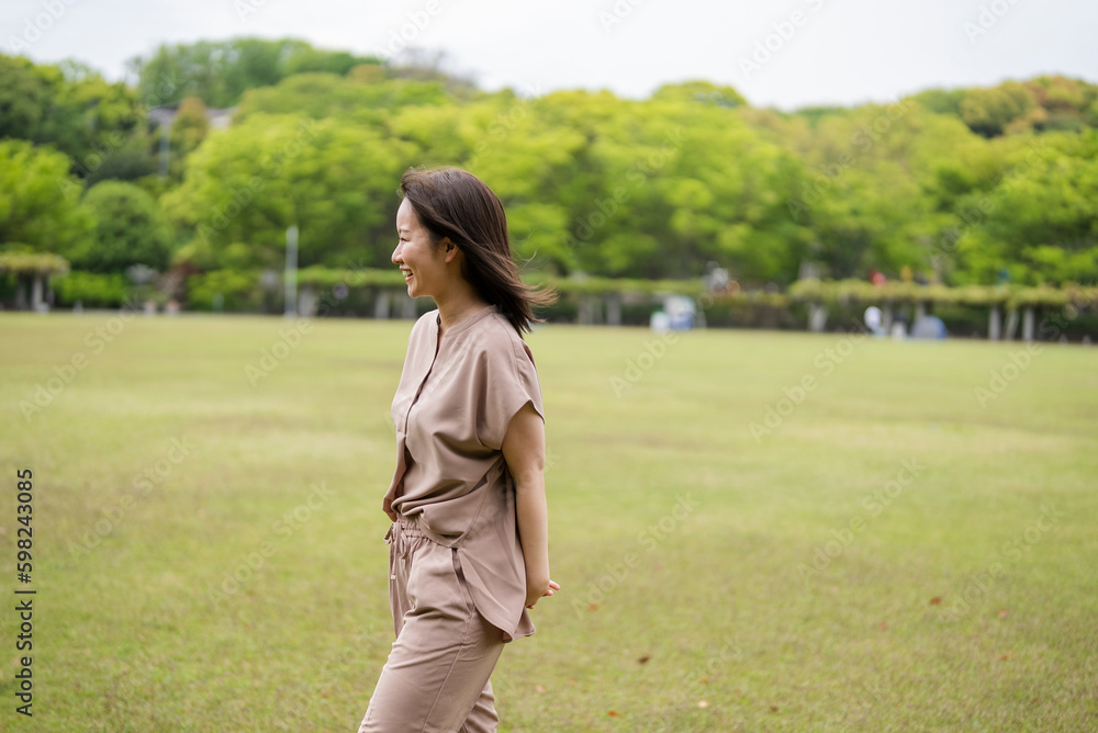 公園で遊ぶ女性