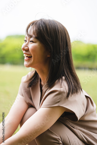 森林公園で散歩する女性