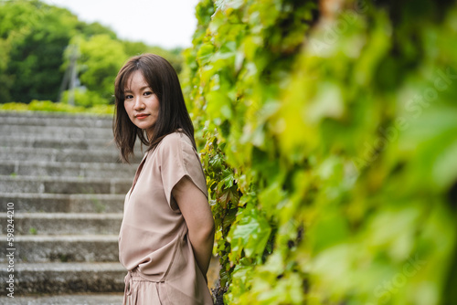 森林公園で散歩する女性