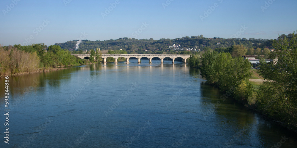 Le pont canal d'Agen traversant la Garonne