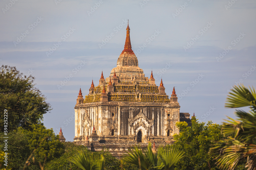 Naklejka premium In the ruins of ancient Bagan city