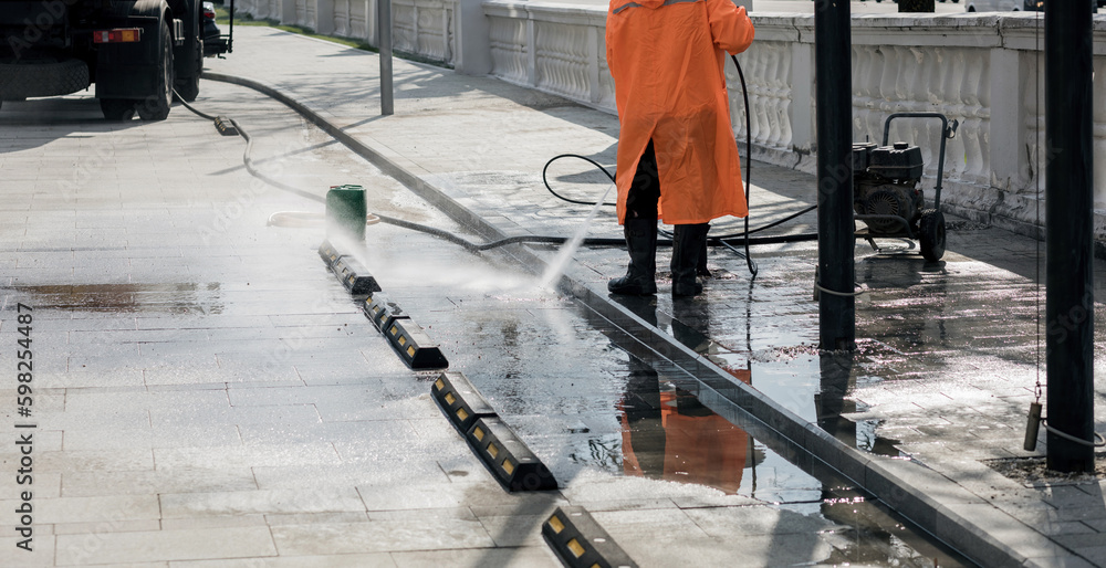 Washing the fountain under a powerful jet Washing the fountain under a powerful jet