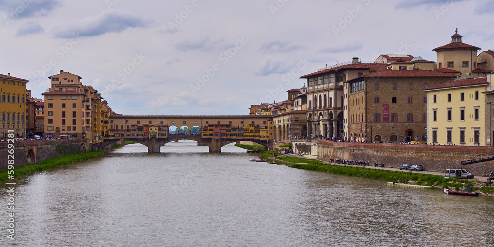 River Arno and Ponte Vecchio in Florence, Italy	 - obrazy, fototapety, plakaty 