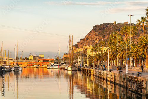 Segelschiffe im Hafen Port Vell in Barcelona, Spanien photo