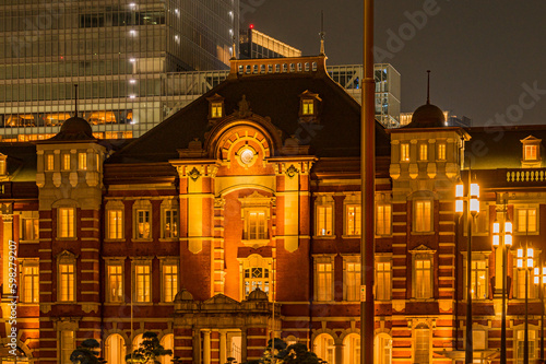 ライトアップされたシンボリックな東京駅の駅舎