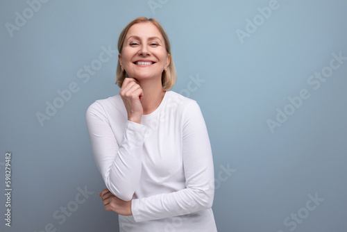 Fotografía happy healthy blonde middle aged woman in white sweater in premenopausal phase