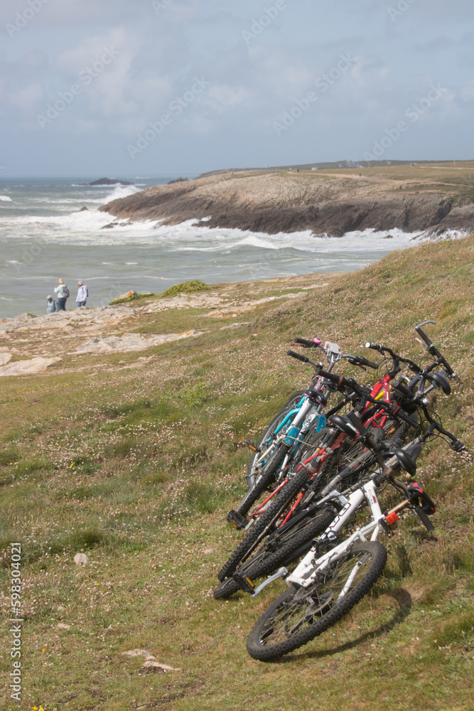 La Côte Sauvage, tournée vers l'ouest, surplombe l'océan sur 8 km depuis le Château Turpault jusqu'à la Pointe du Percho, sur la presqu'île de Quiberon dans le Morbihan en Bretagne en France La Côte Sauvage, tournée vers l'ouest, surplombe l'océan sur 8 km depuis le Château Turpault jusqu'à la Pointe du Percho, sur la presqu'île de Quiberon dans le Morbihan en Bretagne en France