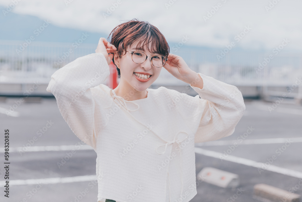 smiling woman with short hair
ショートヘアーの笑顔の女性
smiling woman with short hair
ショートヘアーの笑顔の女性