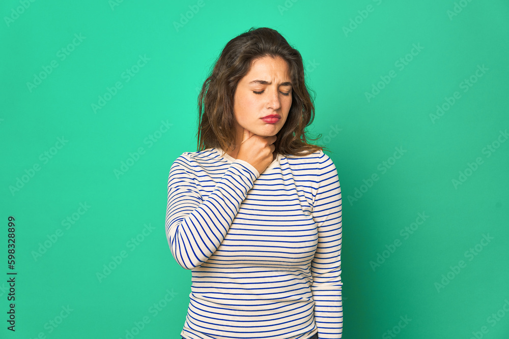 Obraz premium Young caucasian woman isolated suffers pain in throat due a virus or infection.