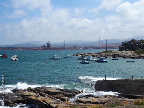 Tableau sur toile pequeño puerto pesquero de la villa de Morás con sus  barcos y botes sobre las a