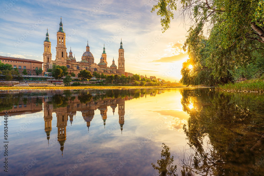 Obraz premium View of the river Ebro and the Basilica del Pilar in Zaragoza, Spain