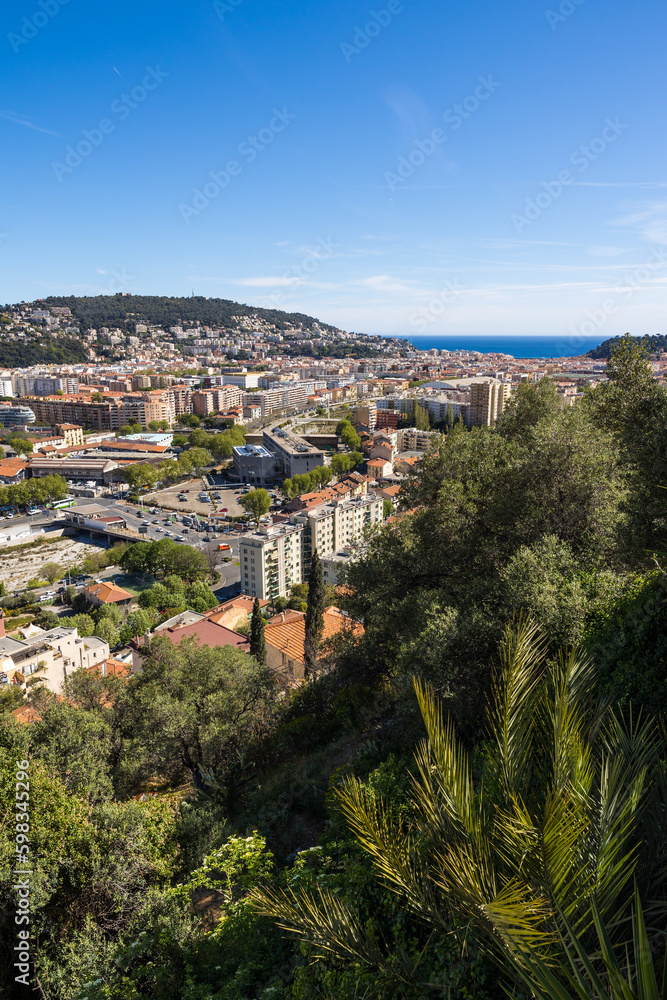 Vue sur les quartiers autour au pied du Mont Boron à Nice depuis les Jardins du Monastère de Cimiez