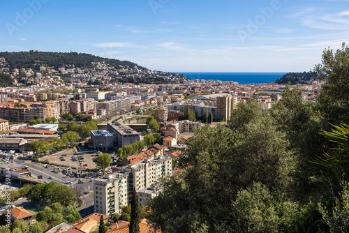 Vue sur les quartiers autour au pied du Mont Boron    Nice depuis les Jardins du Monast  re de Cimiez