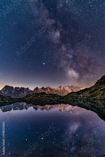 Nuit étoilée sur le lac Blanc au dessus de Chamonix face au Mont-Blanc. Haute-Savoie (France)