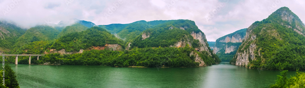 Canyon Landschaft des Fluss Drina in Bosnien