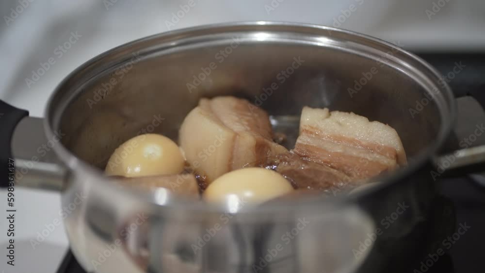 豚の角煮を作る様子