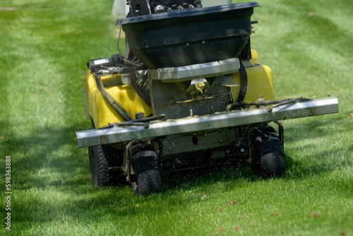 lawn fertilizer spreading machine