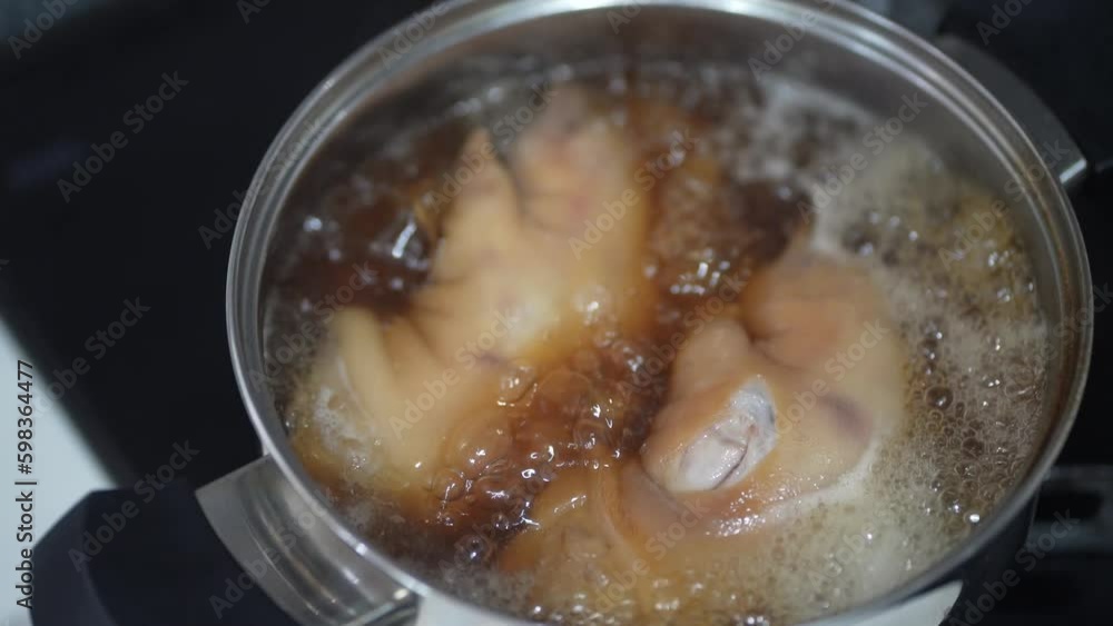 豚足を煮込む様子 豚足を煮込む様子