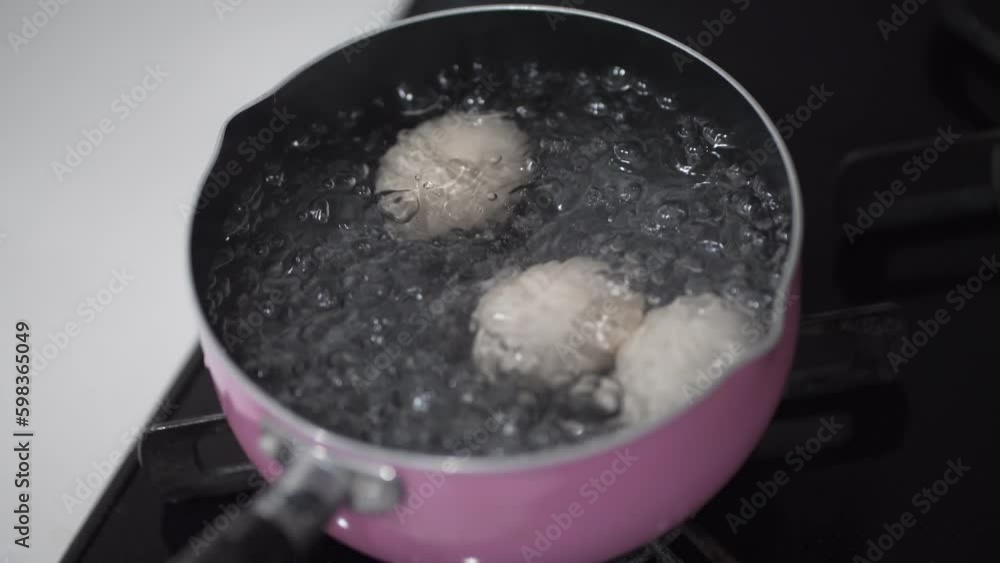 ゆで卵を作る様子 ゆで卵を作る様子