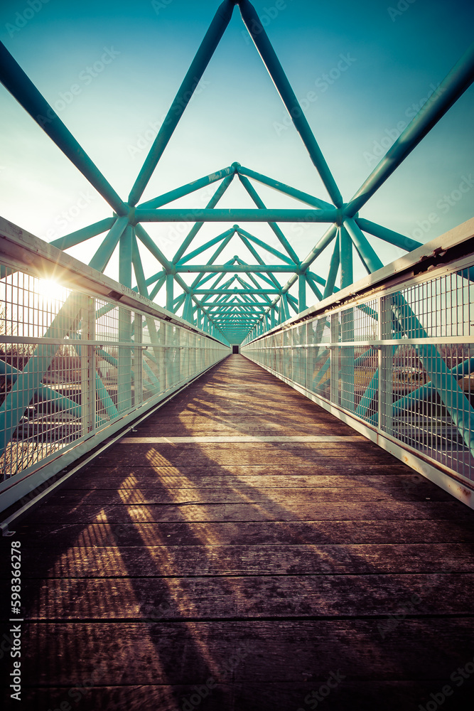 Passerelle bleue graphique et géométrique Passerelle bleue graphique et géométrique