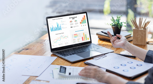 Tableau sur toile Financial Businesswomen analyze the graph of the company's performance to create profits and growth, Market research reports and income statistics, Financial and Accounting concept