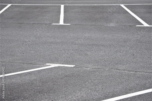 Parking, namalowane pasy i asfalt. Puste miejsca parkingowe dla samochodów.