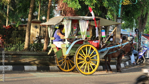 Slika na platnu Salatiga, 18 Sept 2022 - coachman is waiting for passengers on the side of a city road