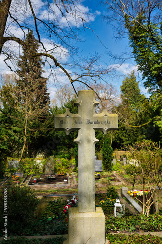 schönes altes Steinkreuz mit einem Spruch auf einem Friedhof in Oberhausen