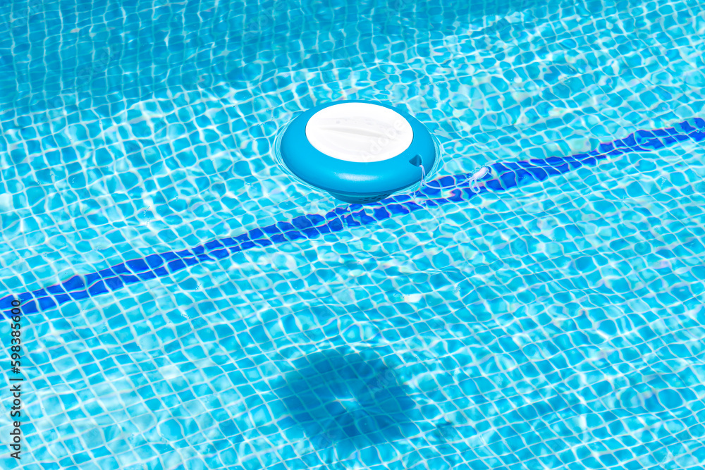 Foto de Pool chlorine dispenser. Automatic chlorine dispenser float for