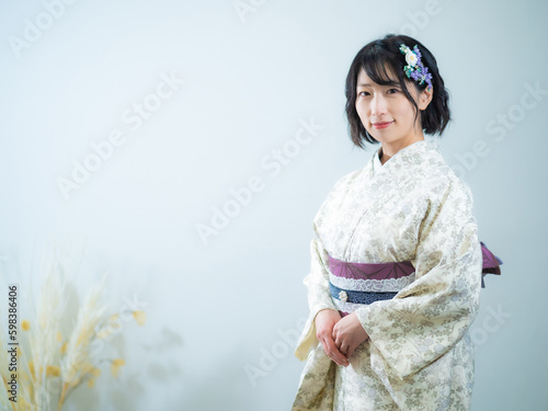 洋風な花柄小紋（着物）の女性：白背景