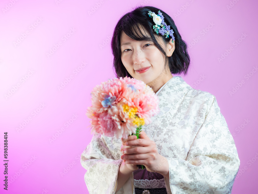 洋風な花柄小紋（着物）の女性：ピンク背景