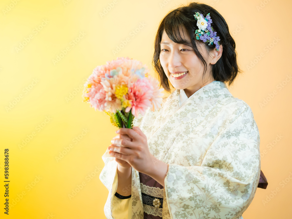 Fototapeta premium 洋風な花柄小紋（着物）の女性：黄色背景