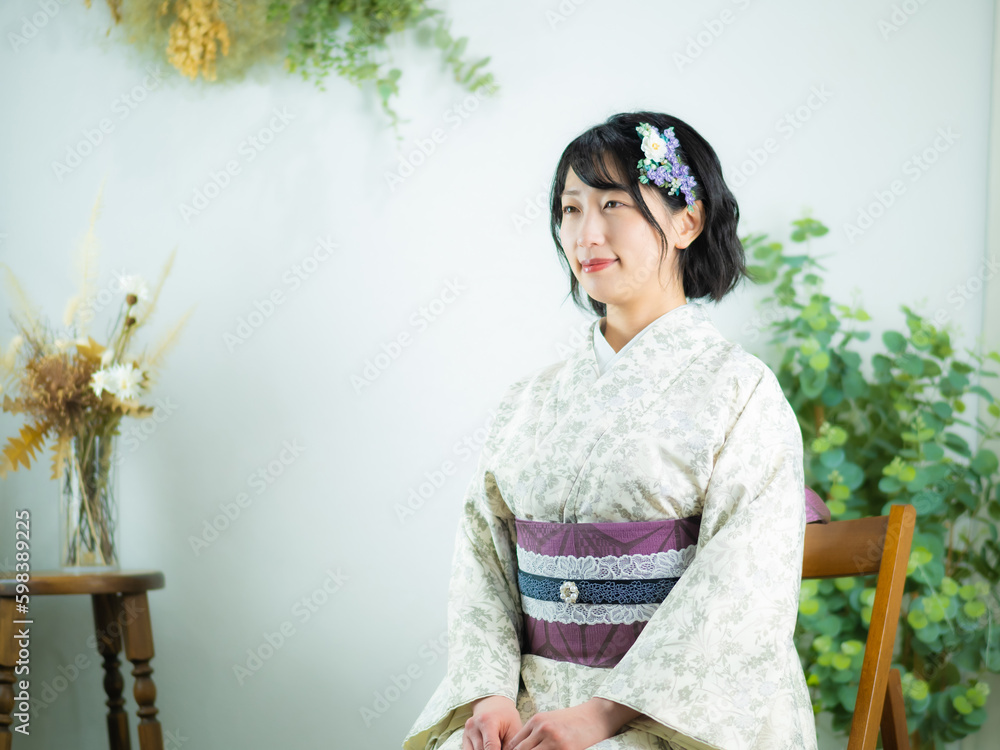 洋風な花柄小紋(着物)の女性 洋風な花柄小紋(着物)の女性